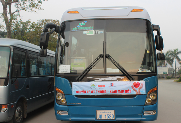 Hình ảnh cảm động tiễn bệnh nhân ung thư về quê ăn Tết Hình ảnh cảm động tiễn bệnh nhân ung thư về quê ăn Tết